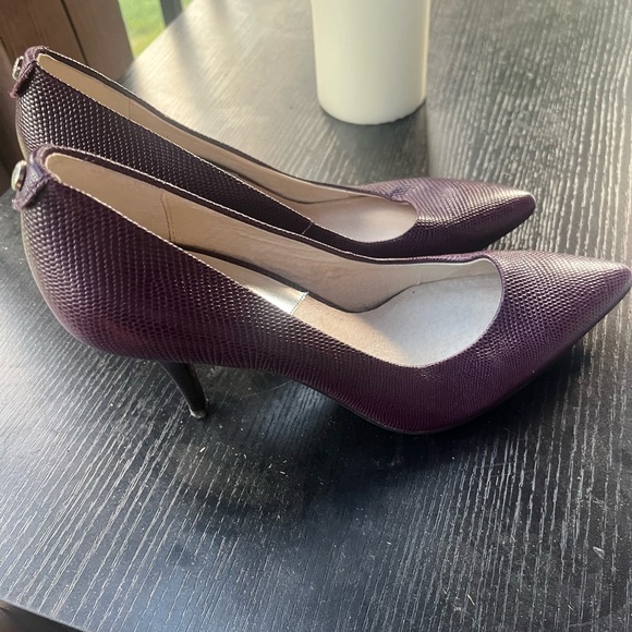 Michael Kors Purple Embossed Leather Pumps Size 6/6.5 - Picture 5 of 7
